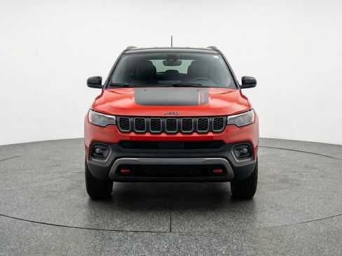 Used 2025 Jeep Compass Trailhawk AWD/4WD image 2