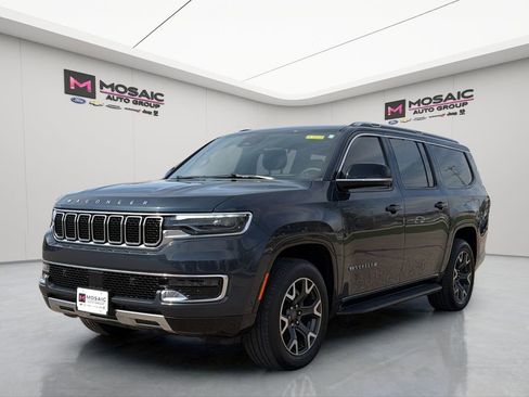 Used 2024 Jeep Wagoneer L Series III w/ Flexible Seating Group AWD/4WD image 3