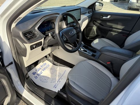 Certified 2025 Ford Escape Platinum w/ Premium Technology Package image 7