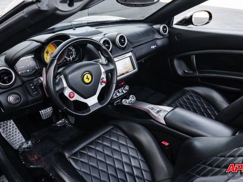 Used 2014 Ferrari California RWD image 2