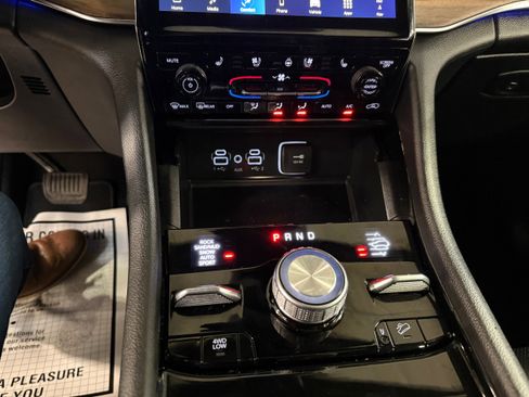 Used 2025 Jeep Grand Cherokee L Summit w/ Luxury Tech Group V AWD/4WD image 52