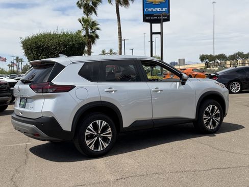 Used 2023 Nissan Rogue SV image 5