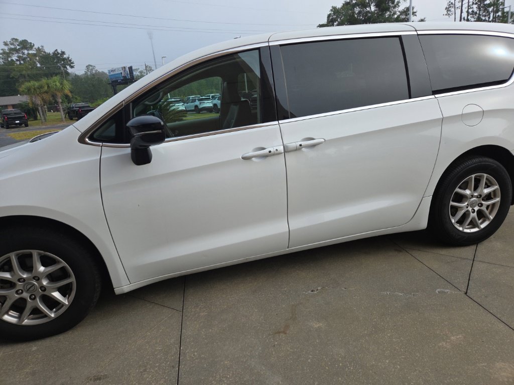 Used 2024 Chrysler Pacifica Touring-L FWD image 12