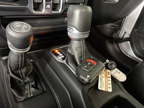 Used 2022 Jeep Wrangler Unlimited Sahara AWD/4WD image 17