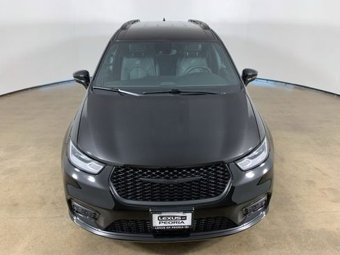 Used 2024 Chrysler Pacifica Touring-L w/ Uconnect Theater Family Group image 4