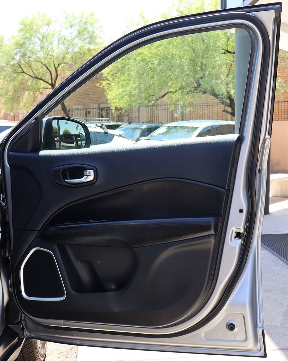 Used 2020 Jeep Compass Latitude FWD image 33