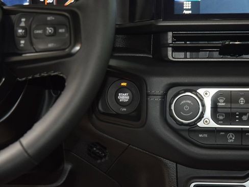 Used 2025 Jeep Gladiator Mojave AWD/4WD image 30