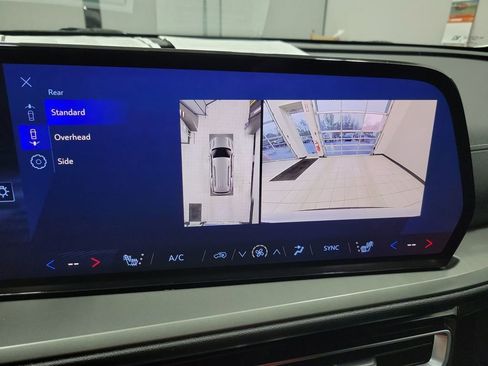 Used 2024 Chevrolet Traverse LT image 8