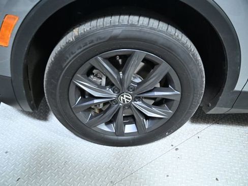 Used 2022 Volkswagen Tiguan SE image 18