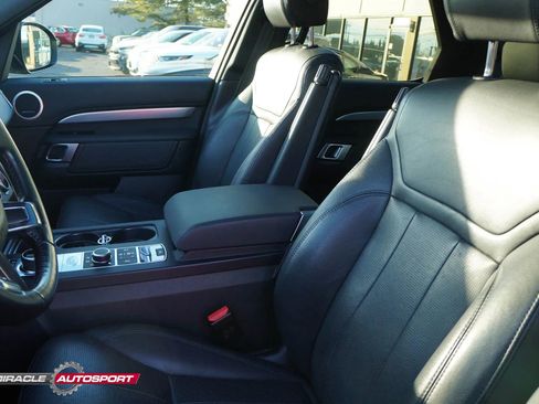 Used 2020 Land Rover Discovery Landmark image 18