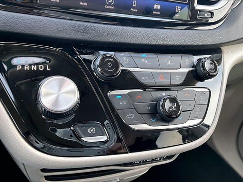 Used 2023 Chrysler Pacifica Touring-L image 32
