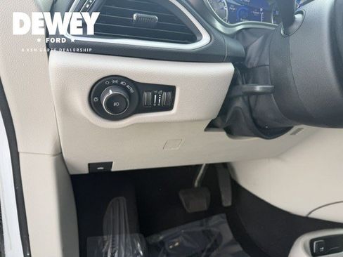 Used 2023 Chrysler Pacifica Touring-L FWD image 12