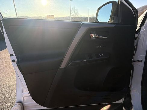 Used 2018 Toyota RAV4 Limited image 9