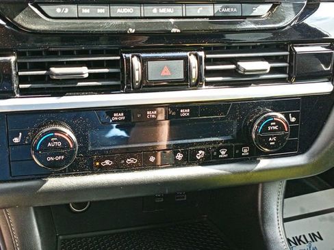 Used 2022 Nissan Pathfinder SV FWD image 22