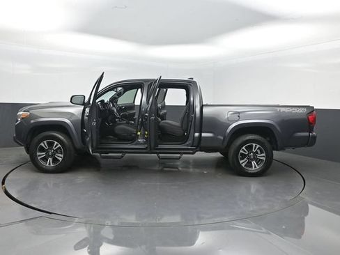 Used 2019 Toyota Tacoma TRD Sport AWD/4WD image 35