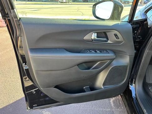 New 2026 Chrysler Pacifica Select image 10