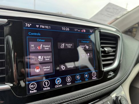 Used 2018 Chrysler Pacifica Limited FWD image 38