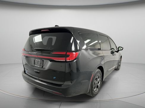 Used 2023 Chrysler Pacifica Limited w/ Uconnect Theater Family Group FWD image 8