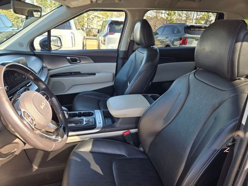 Certified 2023 Kia Carnival LX image 22