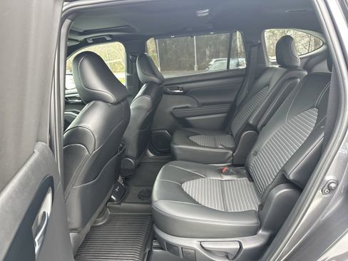 Certified 2025 Toyota Highlander XSE image 31