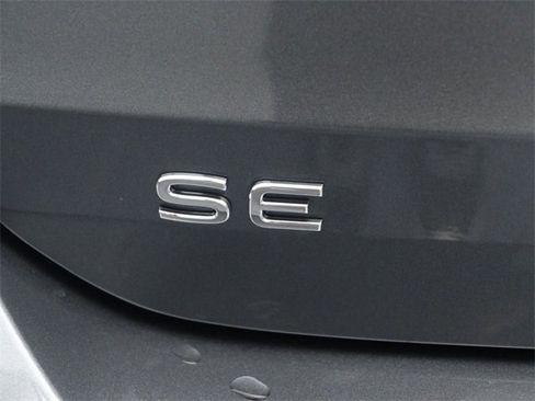 Used 2025 Volkswagen Taos SE w/ Panoramic Sunroof Package image 12