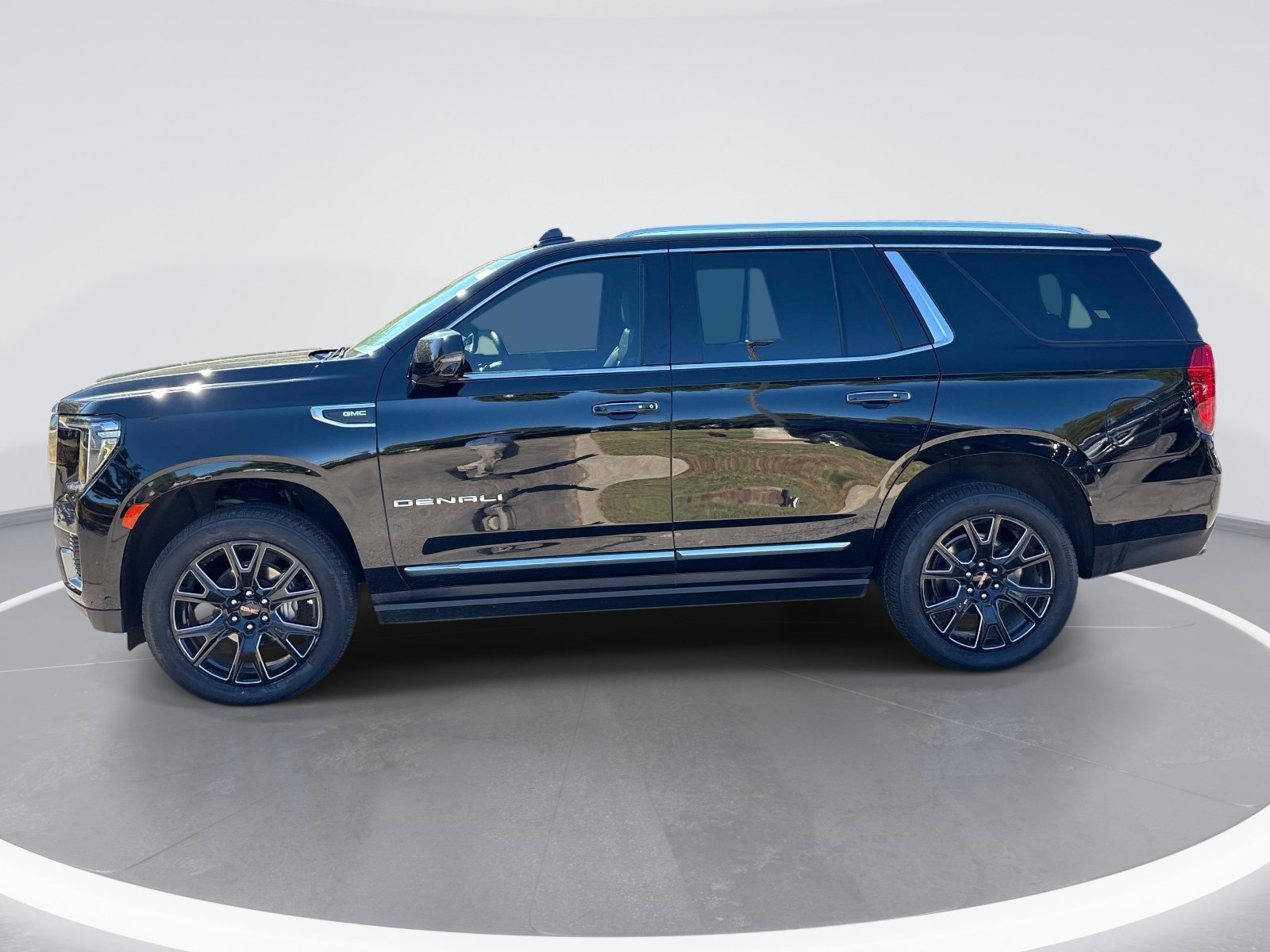 Used 2024 GMC Yukon Denali w/ Advanced Technology Package AWD/4WD image 5