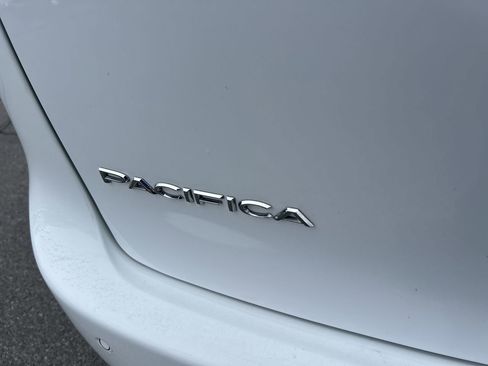 Used 2024 Chrysler Pacifica Touring-L image 10