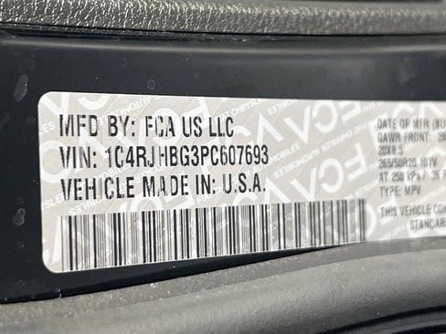 Used 2023 Jeep Grand Cherokee Limited w/ Black Appearance Package image 31