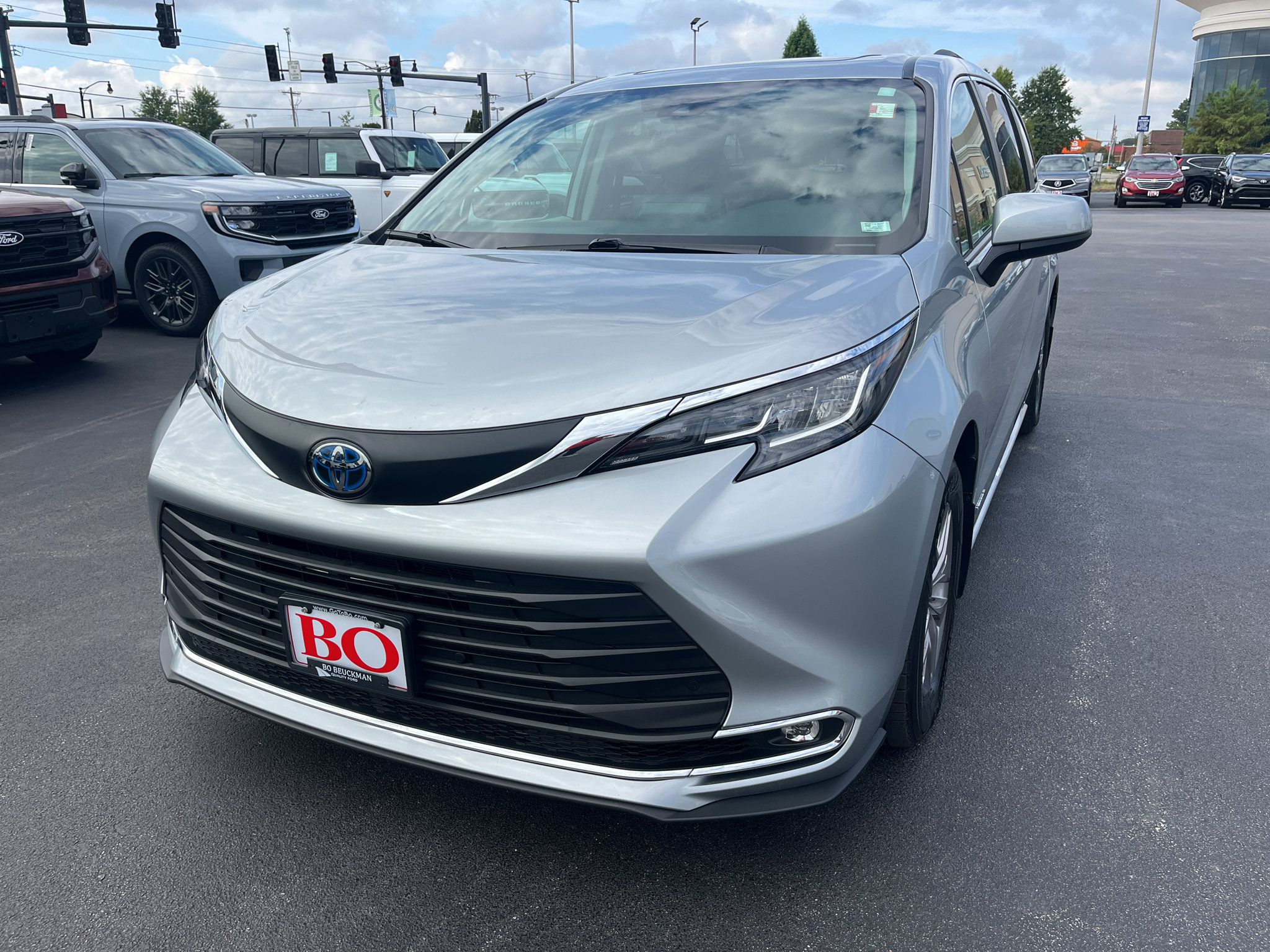 Used 2021 Toyota Sienna XLE w/ XLE Plus Package AWD/4WD image 3