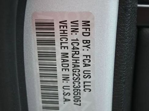 Used 2025 Jeep Grand Cherokee Laredo AWD/4WD image 30