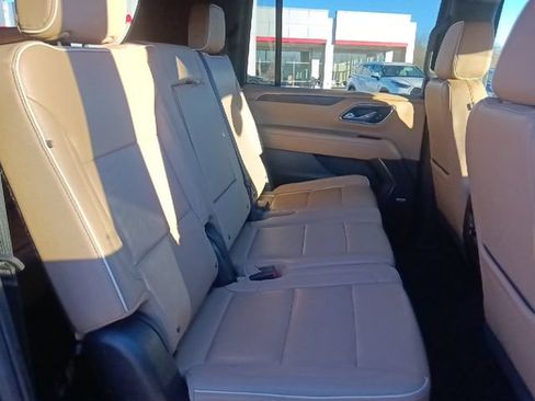 Used 2024 Chevrolet Suburban Premier RWD image 32