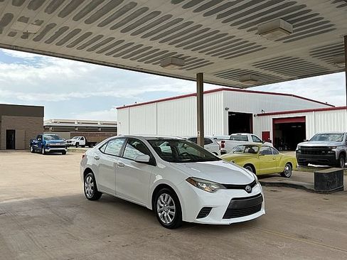 Used 2015 Toyota Corolla LE FWD image 3