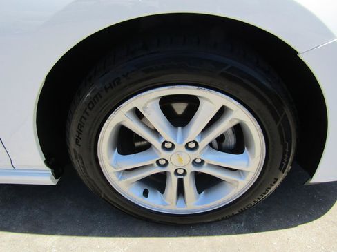 Used 2017 Chevrolet Cruze LT w/ Convenience Package FWD image 7