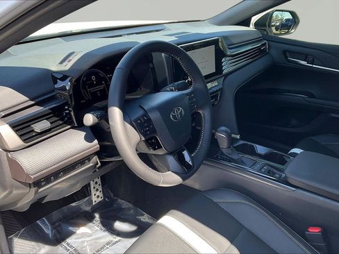 Used 2025 Toyota Camry SE w/ Convenience Package image 17