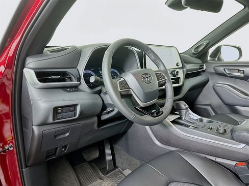 New 2026 Toyota Highlander XSE image 9