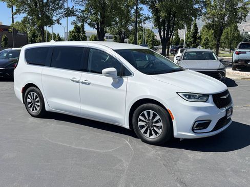 Used 2022 Chrysler Pacifica Touring-L FWD image 5