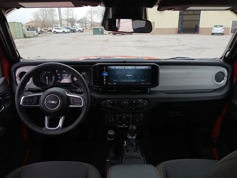 Used 2025 Jeep Wrangler Sahara image 28