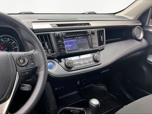 Used 2018 Toyota RAV4 LE image 6