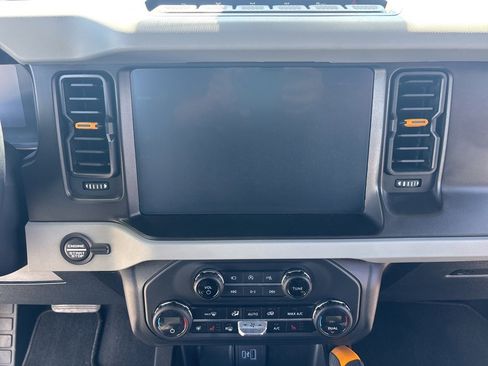 Used 2023 Ford Bronco Badlands image 16