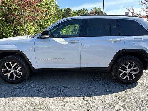 Used 2024 Jeep Grand Cherokee Limited w/ Luxury Tech Group II RWD image 11