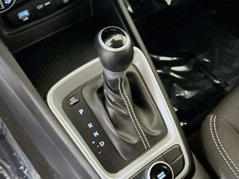 Used 2025 Hyundai Venue SEL FWD image 21