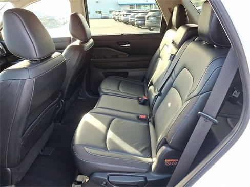 Used 2023 Nissan Pathfinder SL image 10