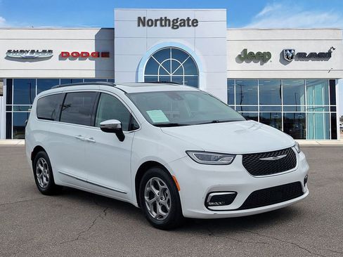 Used 2023 Chrysler Pacifica Limited FWD image 2