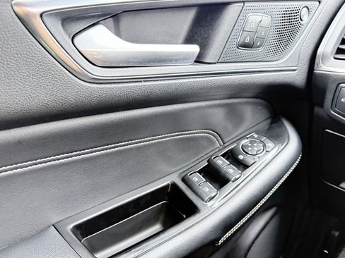 Used 2020 Ford Edge Titanium image 11