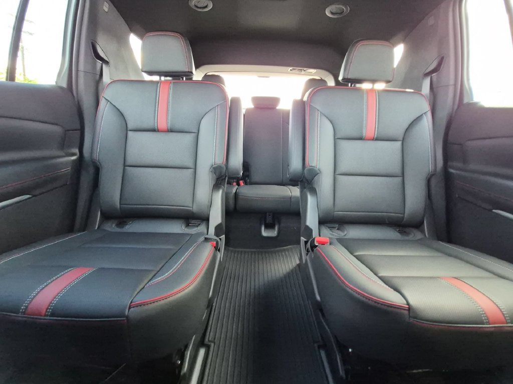 New 2027 Chevrolet Traverse RS w/ LPO, Floor Liner Package FWD image 6