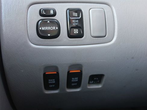 Used 2006 Toyota Sienna XLE image 17