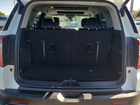 Used 2023 GMC Acadia SLE w/ Driver Convenience Package image 11