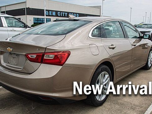 Used 2018 Chevrolet Malibu LT FWD image 3