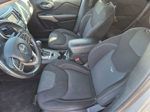 Used 2017 Jeep Cherokee Latitude w/ Comfort/Convenience Group image 8