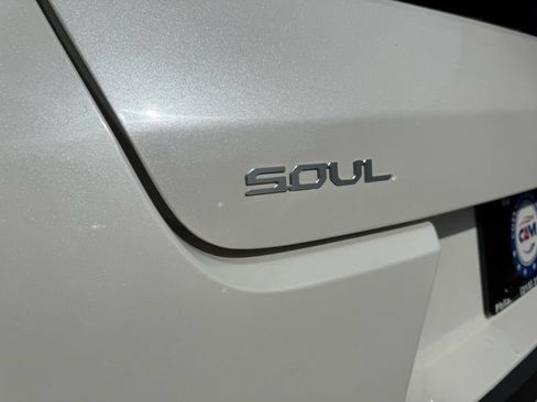 Used 2023 Kia Soul LX w/ LX Technology Package FWD image 44